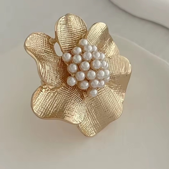 Anthropologie Flower Gold Pearl Adjustable Ring - Picture 3 of 4